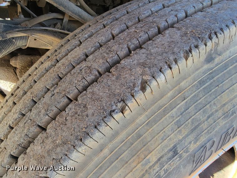 image for item JP9043 1984 International C09670  semi truck