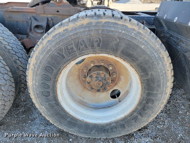 image for item JP9043 1984 International C09670  semi truck