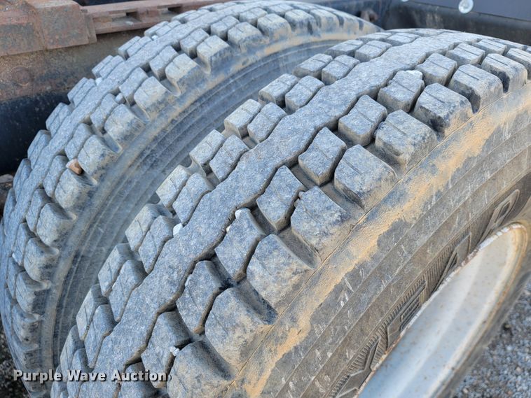 image for item JP9043 1984 International C09670  semi truck