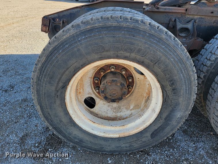 image for item JP9043 1984 International C09670  semi truck