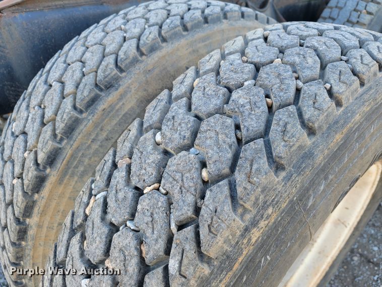 image for item JP9043 1984 International C09670  semi truck