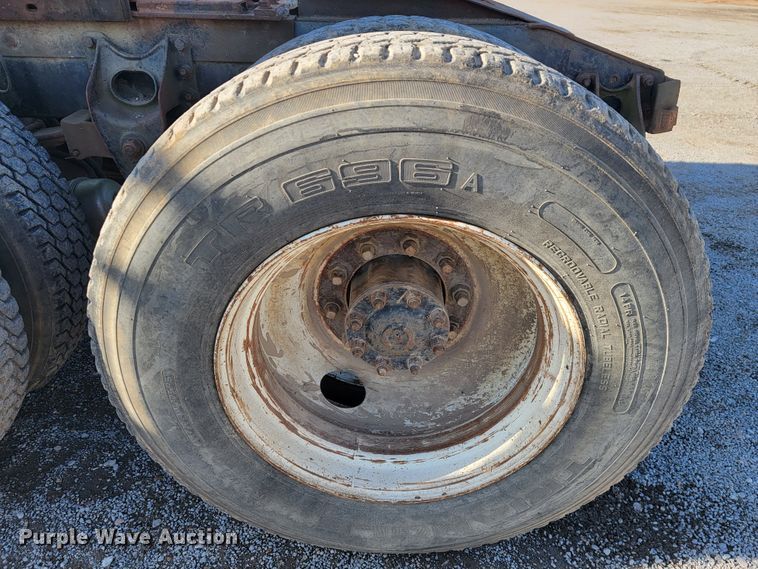 image for item JP9043 1984 International C09670  semi truck