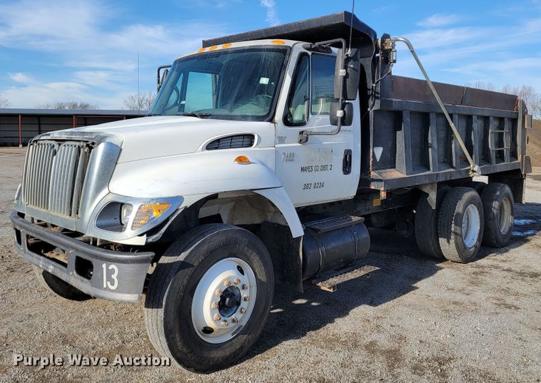 image for item JP9044 2002 International 7400  dump truck