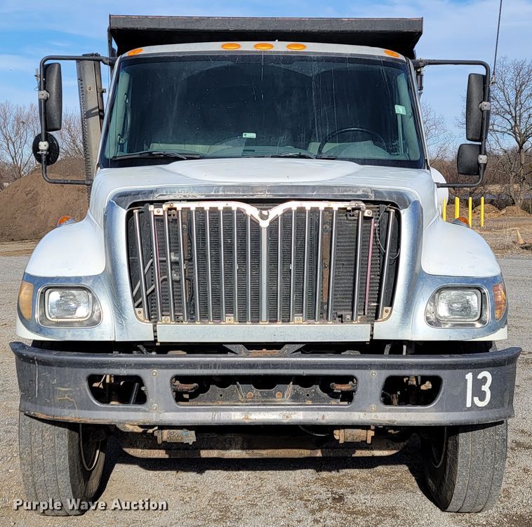 image for item JP9044 2002 International 7400  dump truck