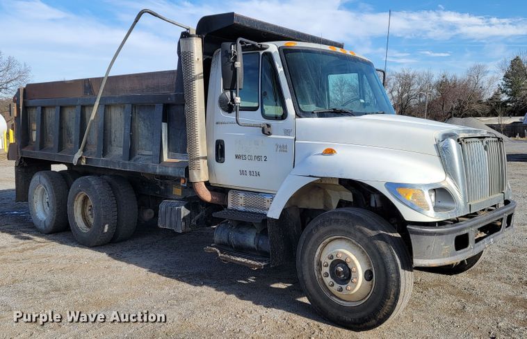 image for item JP9044 2002 International 7400  dump truck