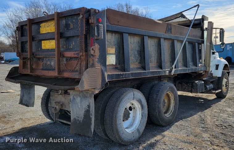 image for item JP9044 2002 International 7400  dump truck
