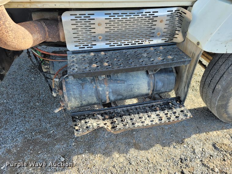 image for item JP9044 2002 International 7400  dump truck