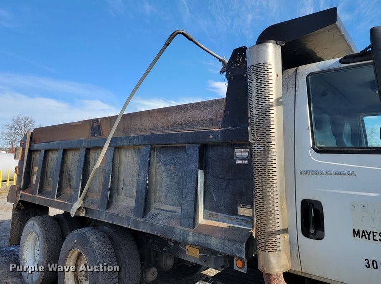 image for item JP9044 2002 International 7400  dump truck