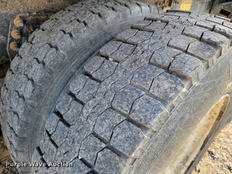 image for item JP9044 2002 International 7400  dump truck