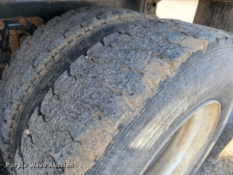 image for item JP9044 2002 International 7400  dump truck