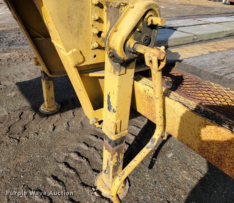 image for item JP9046 1975 Hyster  equipment trailer