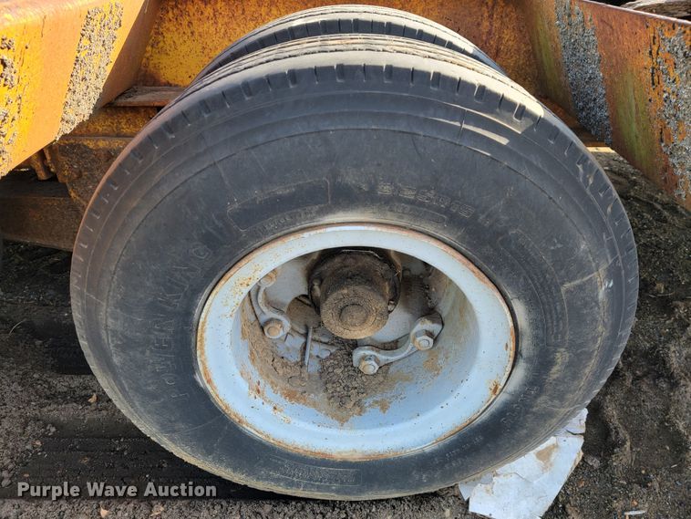 image for item JP9046 1975 Hyster  equipment trailer