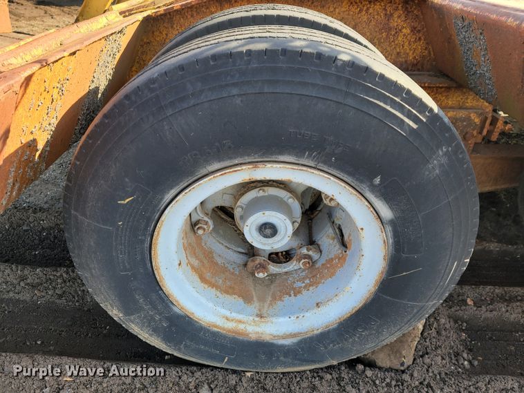 image for item JP9046 1975 Hyster  equipment trailer