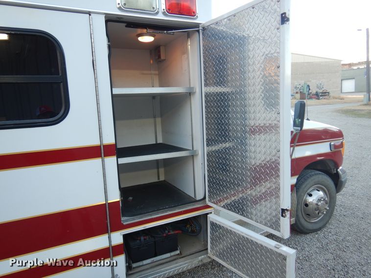 image for item KJ9495 1999 Ford E450  ambulance