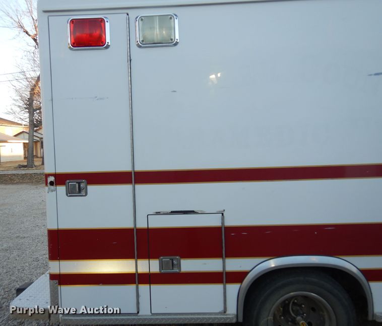 image for item KJ9495 1999 Ford E450  ambulance