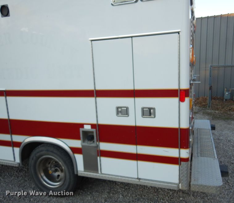 image for item KJ9495 1999 Ford E450  ambulance