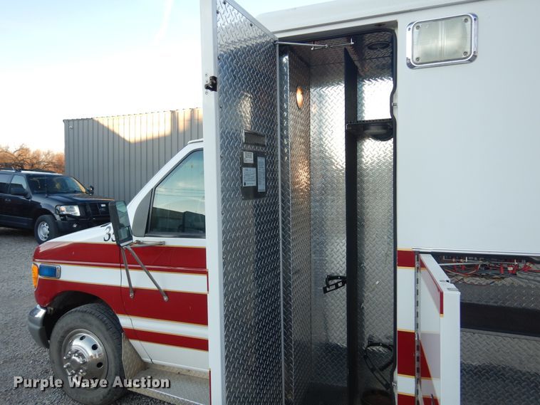 image for item KJ9495 1999 Ford E450  ambulance