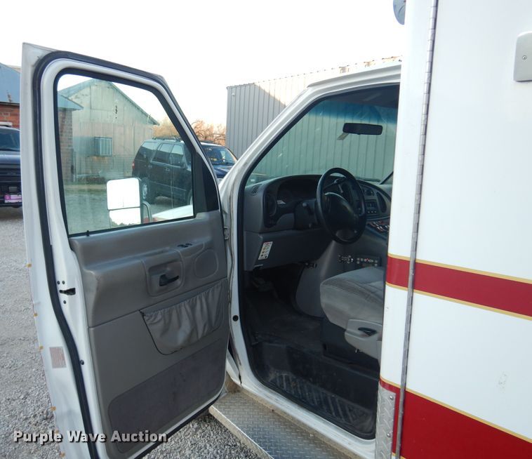 image for item KJ9495 1999 Ford E450  ambulance