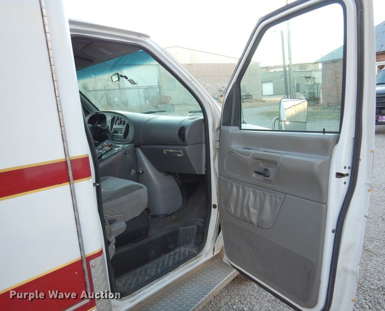 image for item KJ9495 1999 Ford E450  ambulance