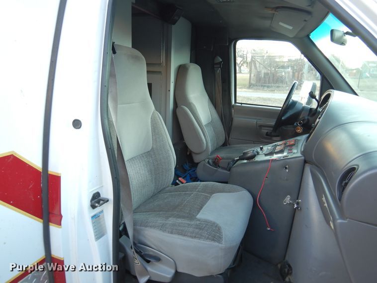 image for item KJ9495 1999 Ford E450  ambulance
