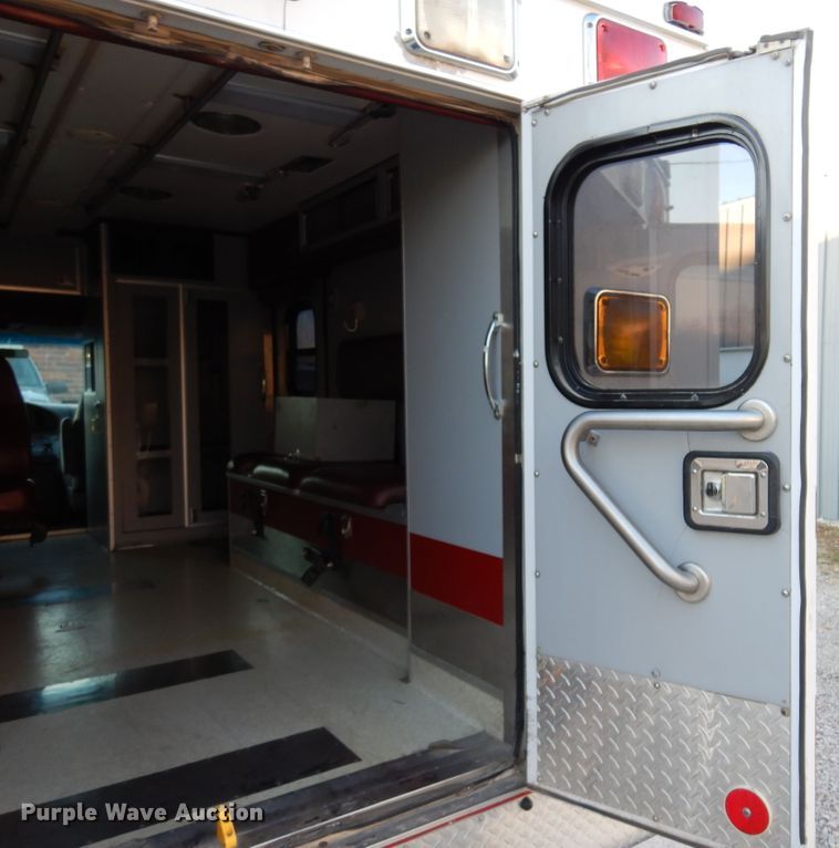 image for item KJ9495 1999 Ford E450  ambulance