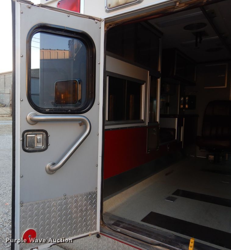 image for item KJ9495 1999 Ford E450  ambulance