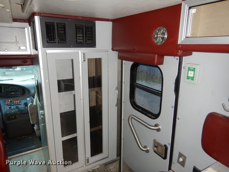 image for item KJ9495 1999 Ford E450  ambulance