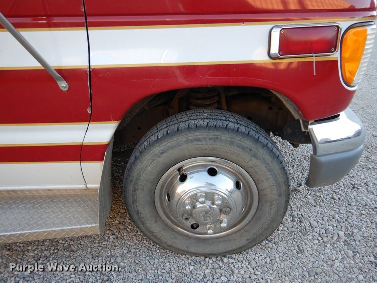 image for item KJ9495 1999 Ford E450  ambulance