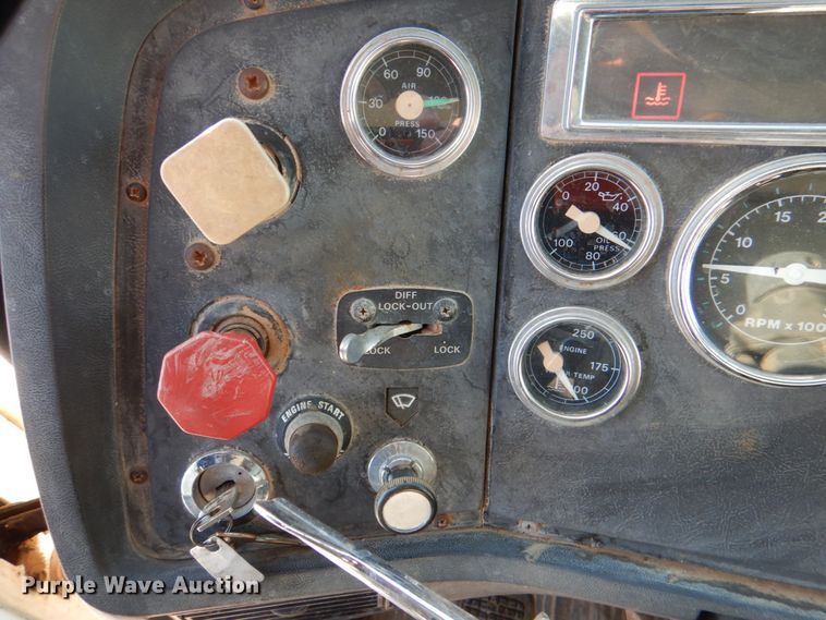 image for item KQ9591 1991 Ford L9000  dump truck