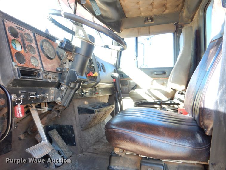 image for item KQ9592 1993 International 9200  dump truck