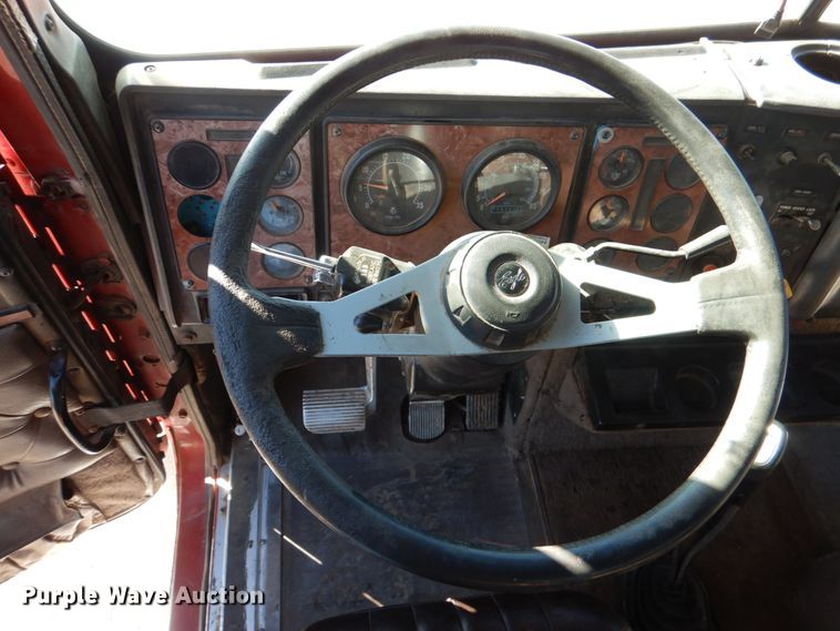 image for item KQ9592 1993 International 9200  dump truck