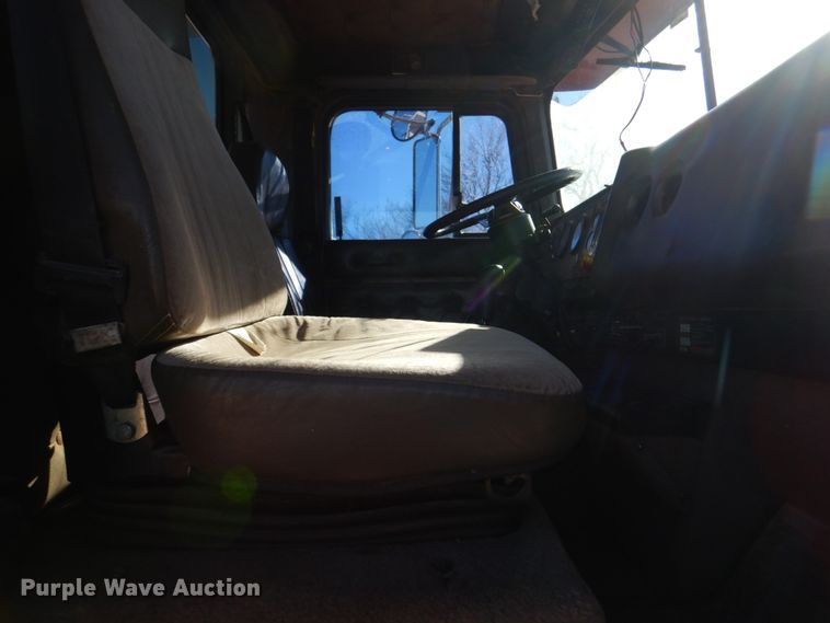 image for item KQ9592 1993 International 9200  dump truck