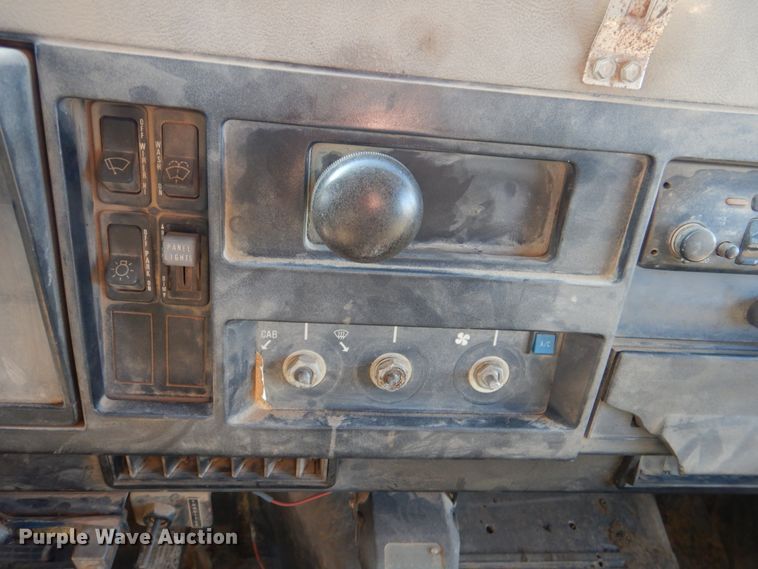 image for item KQ9593 1993 International 4700  dump truck