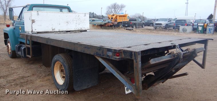 image for item KS9313 1991 Ford F600  flatbed truck