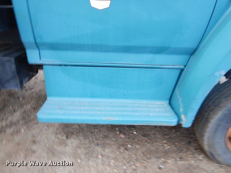 image for item KS9313 1991 Ford F600  flatbed truck