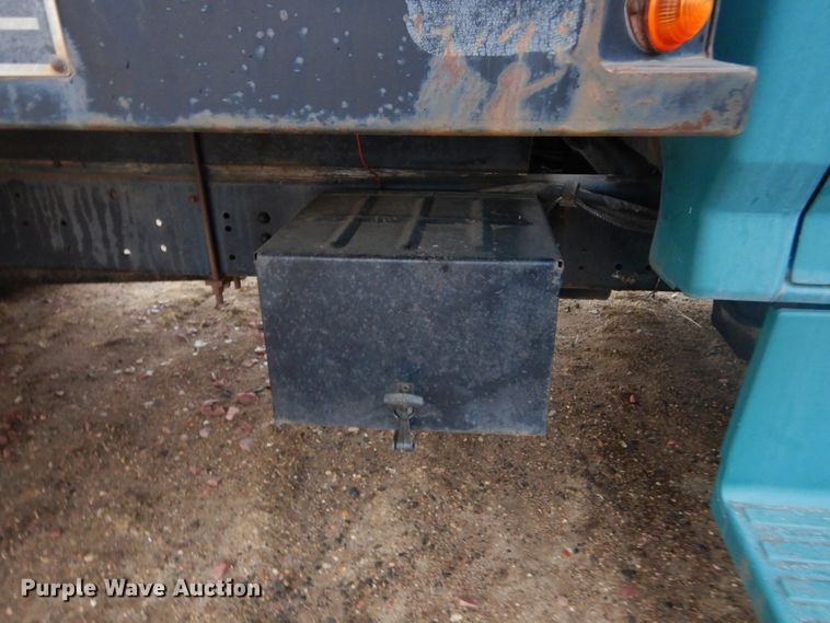 image for item KS9313 1991 Ford F600  flatbed truck