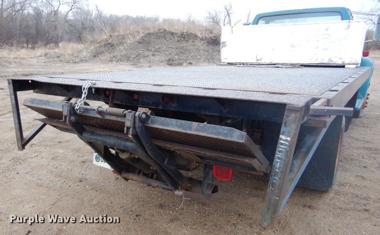 image for item KS9313 1991 Ford F600  flatbed truck