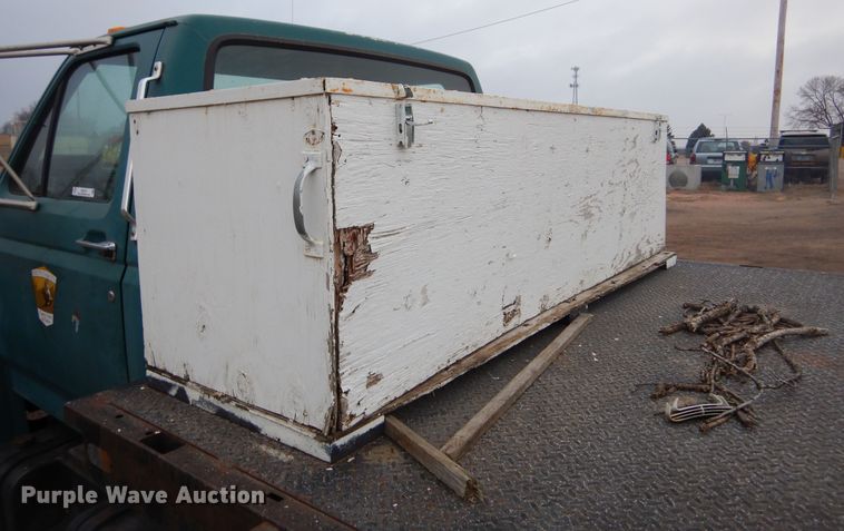 image for item KS9313 1991 Ford F600  flatbed truck