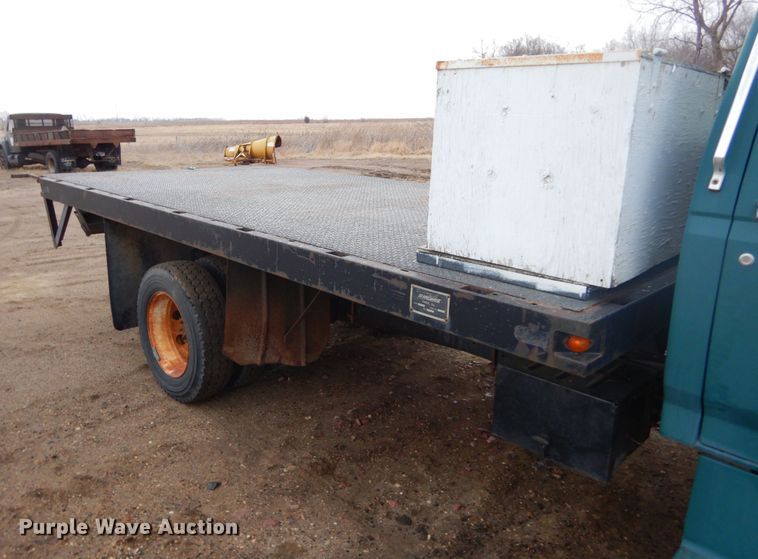 image for item KS9313 1991 Ford F600  flatbed truck