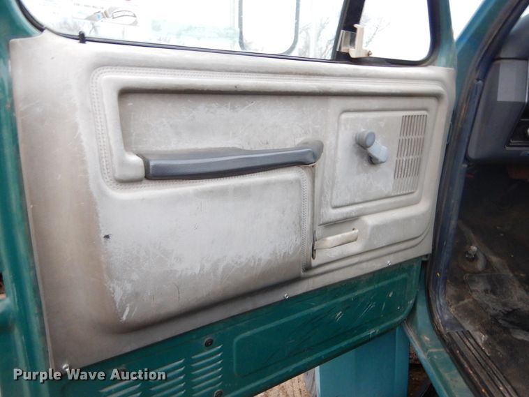 image for item KS9313 1991 Ford F600  flatbed truck