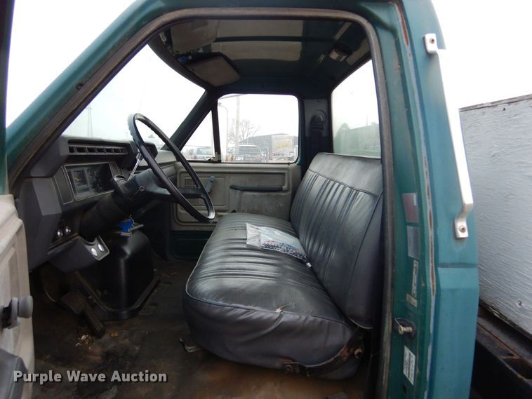 image for item KS9313 1991 Ford F600  flatbed truck