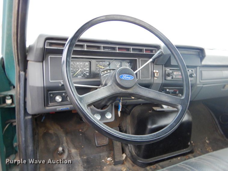 image for item KS9313 1991 Ford F600  flatbed truck