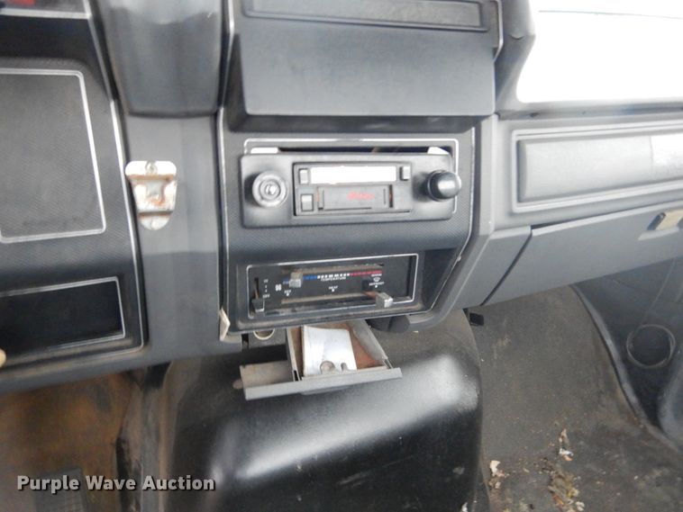 image for item KS9313 1991 Ford F600  flatbed truck