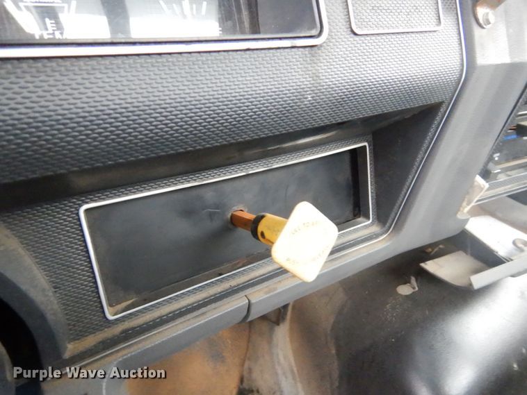 image for item KS9313 1991 Ford F600  flatbed truck