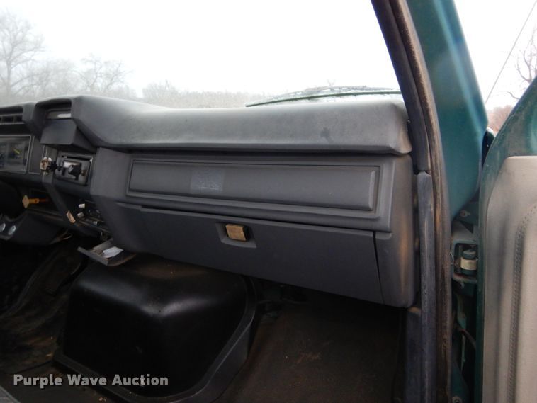 image for item KS9313 1991 Ford F600  flatbed truck