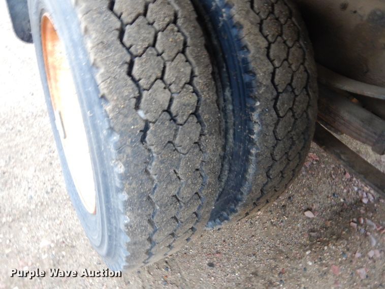 image for item KS9313 1991 Ford F600  flatbed truck