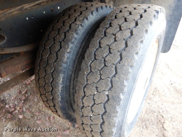 image for item KS9313 1991 Ford F600  flatbed truck