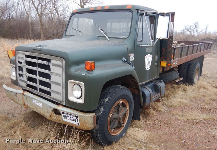 image for item KS9314 1982 International 1724  flatbed truck