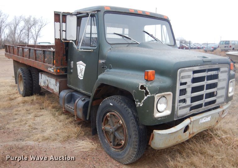 image for item KS9314 1982 International 1724  flatbed truck