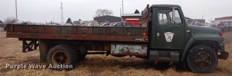 image for item KS9314 1982 International 1724  flatbed truck